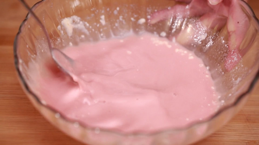 甜品饮料草莓牛奶[欧包]视频