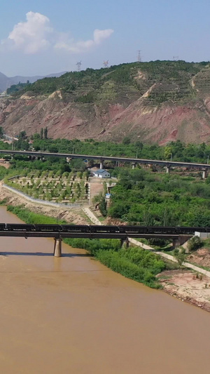 航拍火车经过黄河大桥27秒视频