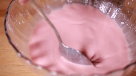 甜品饮料草莓牛奶视频