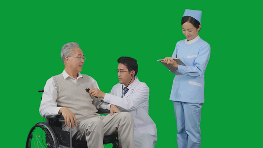 4K绿幕医护人员检查记录老人身体状况视频