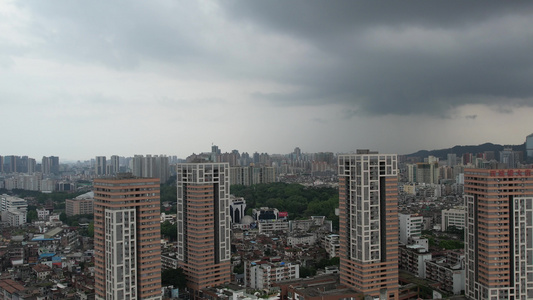 城市局部下雨航拍视频