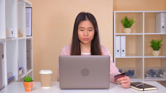 女性使用互联网支付工资账单视频