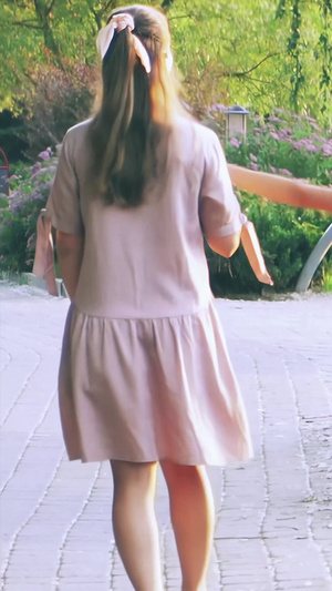 暑假假期夕阳黄昏下姐妹两牵着手漫步空镜头10秒视频