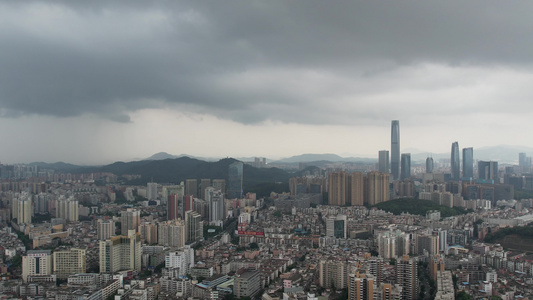 大雨来临的城市航拍视频