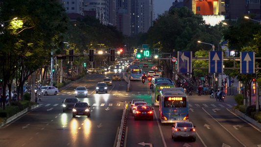 夜幕下的城市夜景道路车流视频