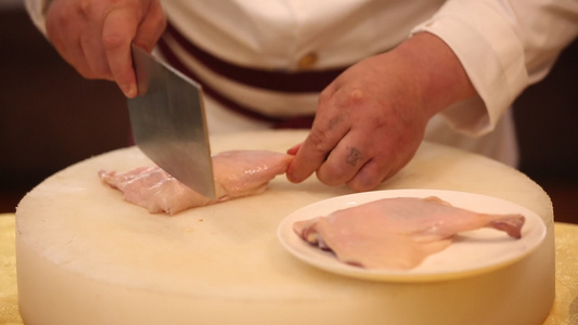 厨师切鸭腿鸭肉 视频