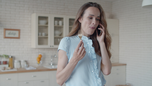 女青年在白厨房内讲手机[卫浴间]视频