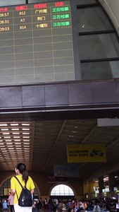 城市高铁站候车厅列车时刻表下来来往往的行人旅客素材候车厅素材视频