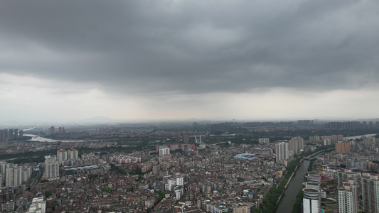 大雨来临的城市航拍视频