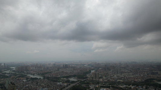 大雨来临的城市航拍视频