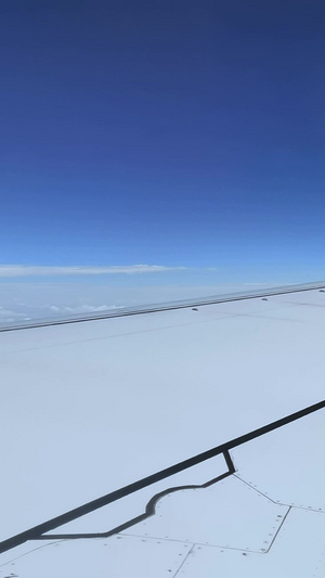 旅行途中飞机行驶在高空朵朵白云之上视频素材32秒视频