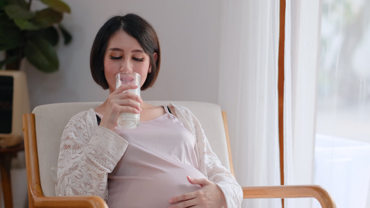 孕妇喝水视频
