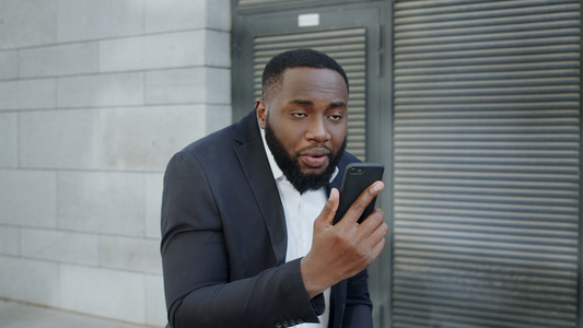 非洲商务人士在街上使用智能手机视频