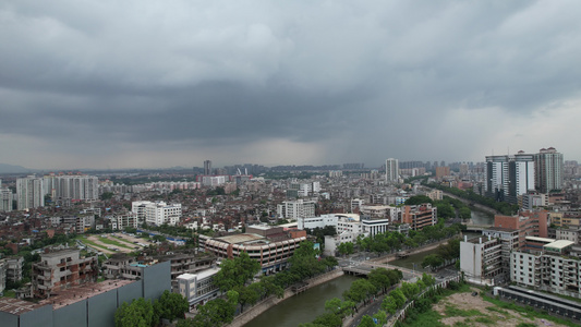 航拍城市局部下雨景观 视频