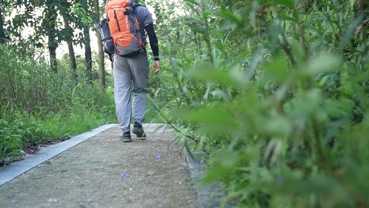 男子在户外背包登山徒步行走视频