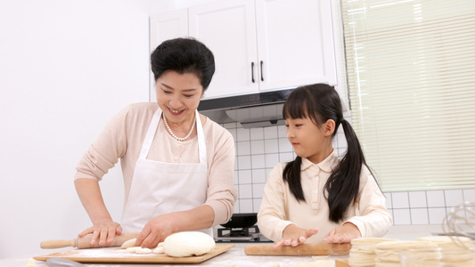 奶奶孙女一起擀饺子皮视频