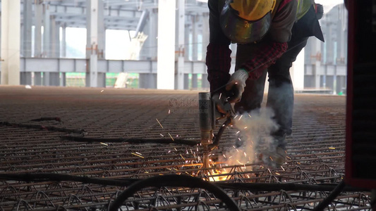 建筑工地建筑螺丝机工人视频