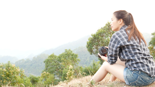 年轻活跃的亚洲旅游女旅行摄影师视频