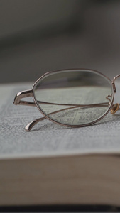 书本和眼镜世界读书日视频