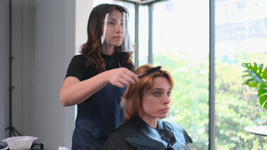 亚洲美容院理发师开始染发过程15秒视频