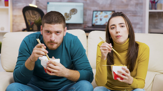 长胡子的男人和他的女朋友吃面条视频