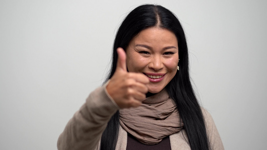 举起拇指的亚洲女性肖像视频