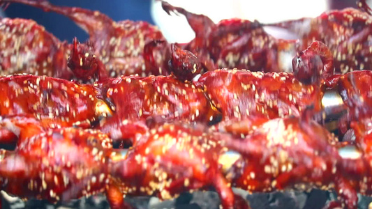 烧烤的鲑鱼和加肥的调味酱是街头食物1视频