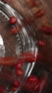 红豆掉落玻璃瓶腊八节视频