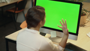 在办公室使用绿色屏幕的计算机工作年轻妇女31秒视频