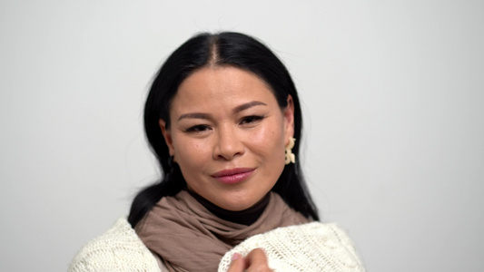 披着白围巾的亚洲女人肖像视频