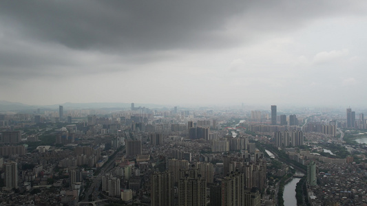 大雨来临前的城市视频