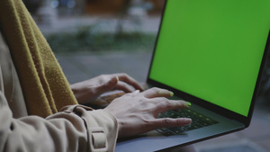 在绿幕笔记本电脑上工作的女商人16秒视频