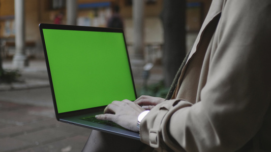 学生用绿色屏幕打笔记本电脑视频