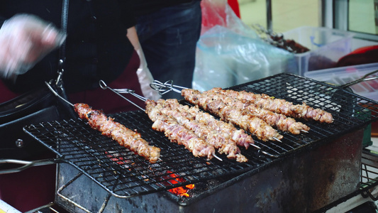 烤肉 街头食物 鳄鱼肉烧肉 在亚洲街市的异国食品里烤视频