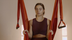 瑜伽工作室吊绳上的女运动员8秒视频