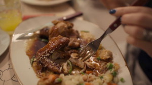 用鸡肉、大米和蔬菜吃饭的亚洲菜13秒视频