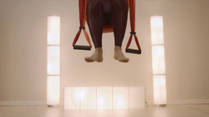 女运动员在工作室的吊床上做瑜伽8秒视频