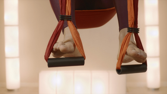 体操运动员在瑜伽工作室的吊床上伸展视频