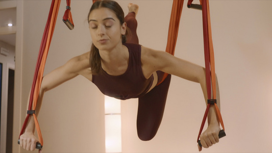 运动女性在演播室练飞行瑜伽视频
