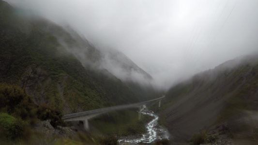 通过的山间公路的风景视频