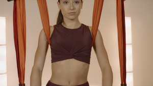 瑜伽工作室用吊绳做瑜伽10秒视频
