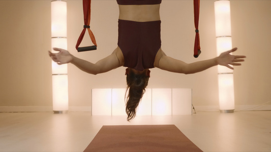 女运动员在瑜伽垫上站着手架视频