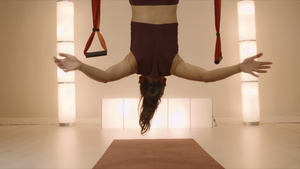 女运动员在瑜伽垫上站着手架17秒视频