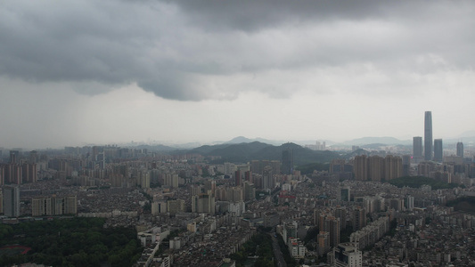 大雨来临前的城市视频