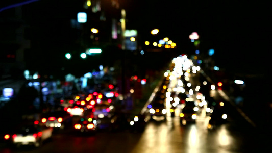在夜里翻车时的高峰时间交通 晚上多辆汽车视频