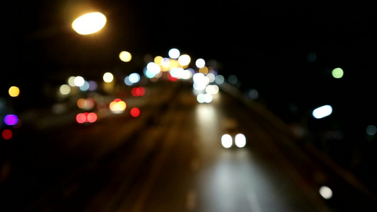夜路和轻型车辆上的模糊bokeh视频