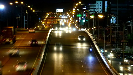 桥过境点时的高峰时间交通在晚上挤满了多辆汽车,而且视频