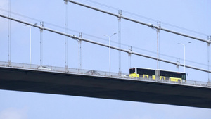 位于伊斯坦布尔岛的横渡海面的桥和桥上的公共汽车交通9秒视频