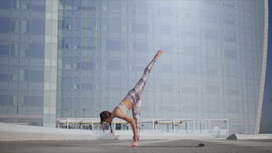 女孩在街上做瑜伽锻炼的女生 在街上做瑜伽锻炼的女孩19秒视频
