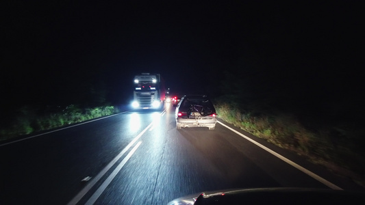 夜间在农村公路交通堵塞,车祸视频